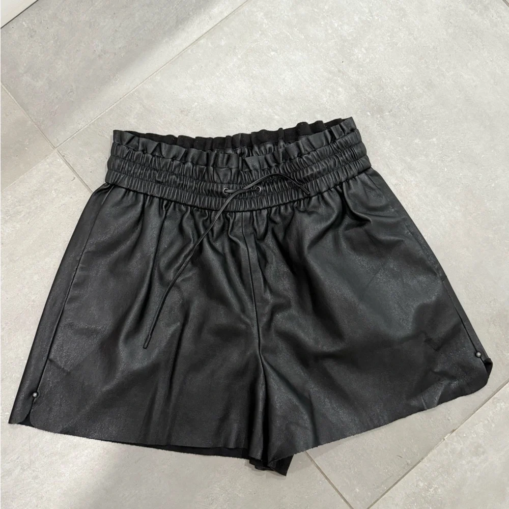 ZARA Black Women's Faux Leather Shorts - Picture 1 of 4